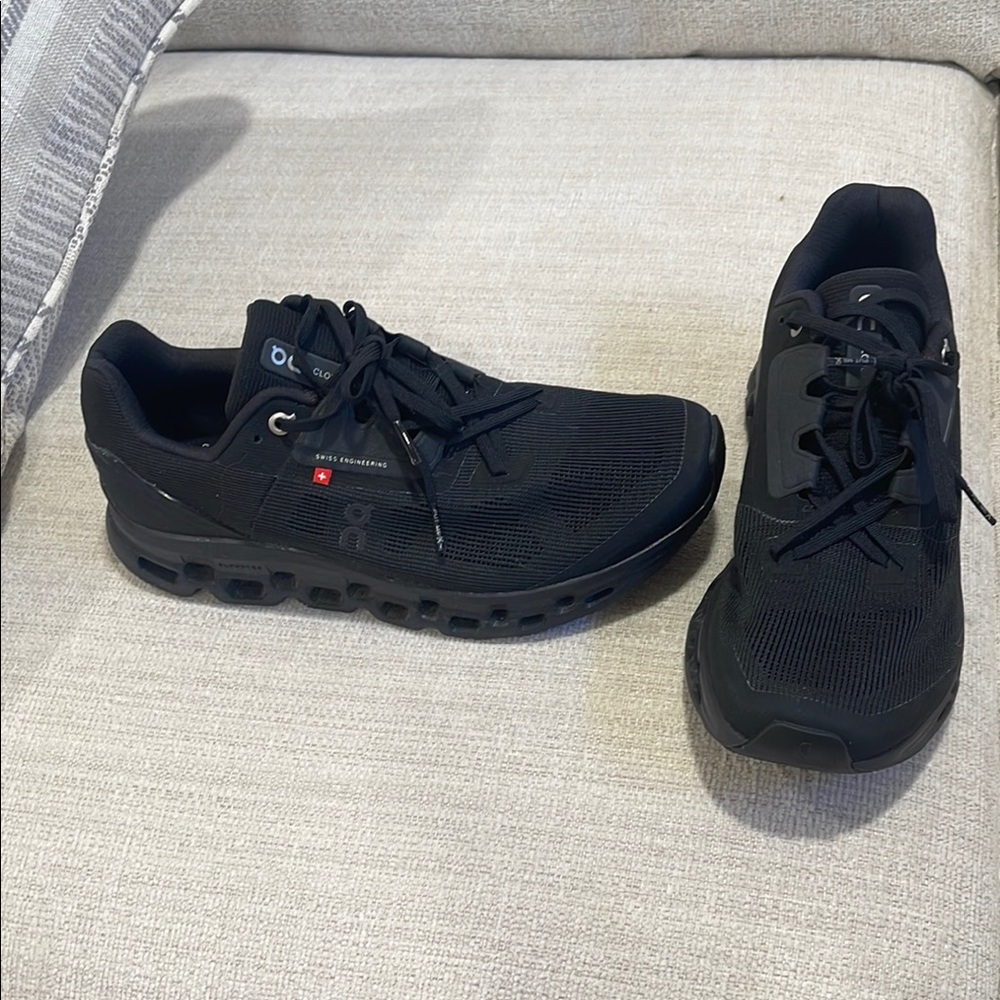 ON Cloudstratus black size 10
